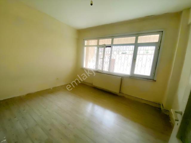 Küçükyalı'da Geniş 2+1 Bahçe Katı Kiralık Daire