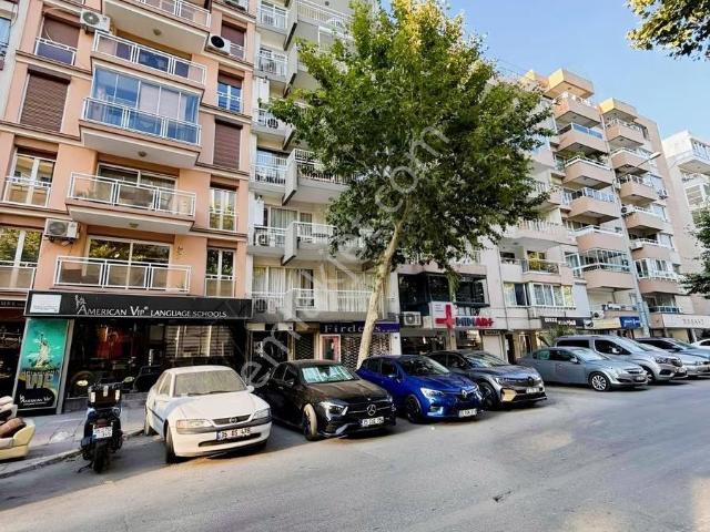 Küçükyalı'da Mithat Paşa Caddesi'nde Satılık 3+1 Daire