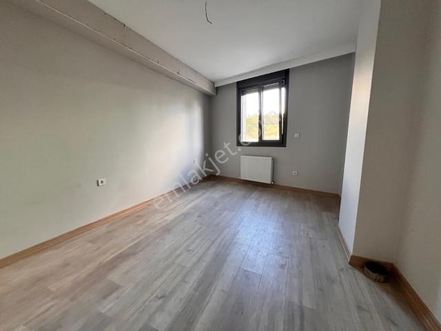 Küçükyalı'da Sıfır Binada Köşe Konumda Ön Cepheli 1+1