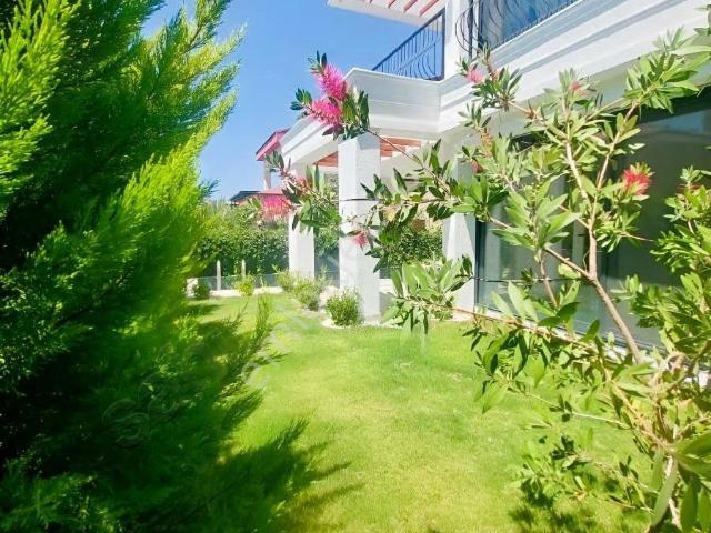 Kuşadası Müstakil Havuzlu 4+1 Akıllı Ev Sistemli Satılık Villa
