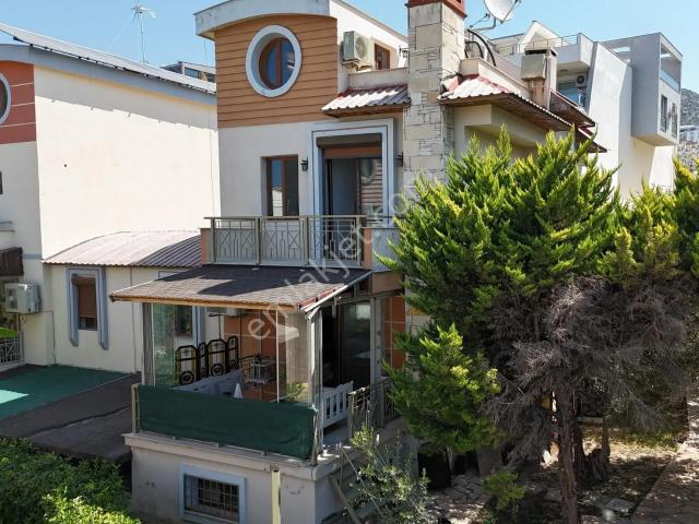 Kuşadası Marına Butik Sitede, Denız Manzaralı, 6+1 Satılık Villa