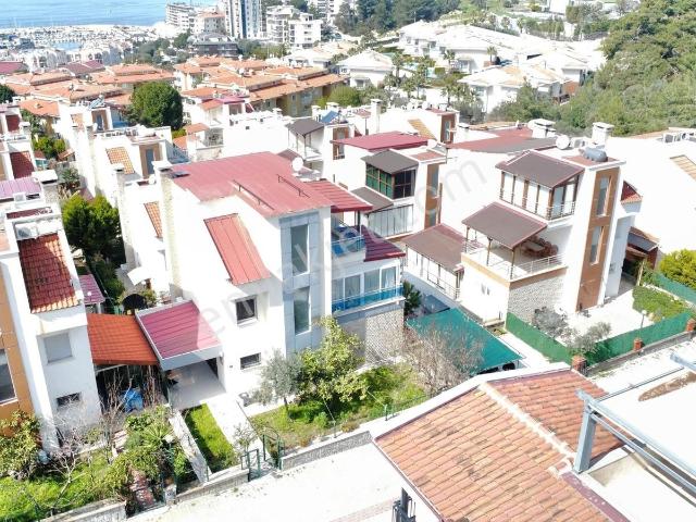 Kuşadası Marina Bölgesinde Deniz Manzaralı Geniş Satılık Villa