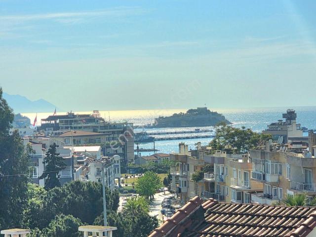 Kuşadası Marina Bölgesinde Geniş Doğalgazlı Satılık Villa