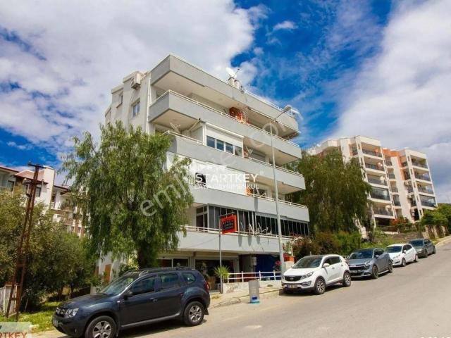 Kuşadası Marina’da Deniz Manzaralı Satılık 4+1 Çatı Dubleksi