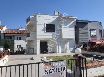 Kuşadası Marinada Deniz Manzaralı Büyük Bahçeli Otoparklı Villa
