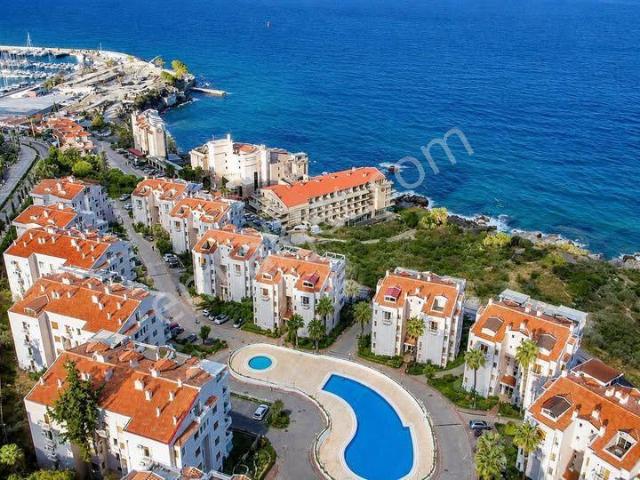 Kuşadası Marinada Denize İlk Sıra 24 Saat Güvenlikli Havuzlu Sitede 2+1 Ve 3+1 Seçeneği