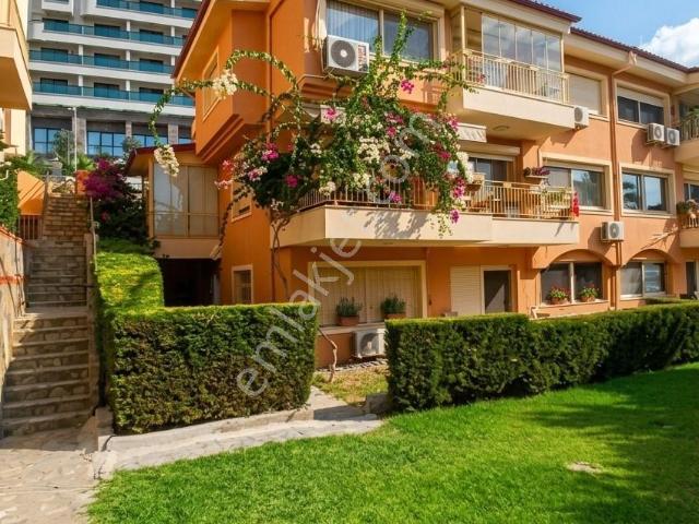 Kuşadası Marina'da Emsalsiz Konumda Deniz Manzaralı 2+1.