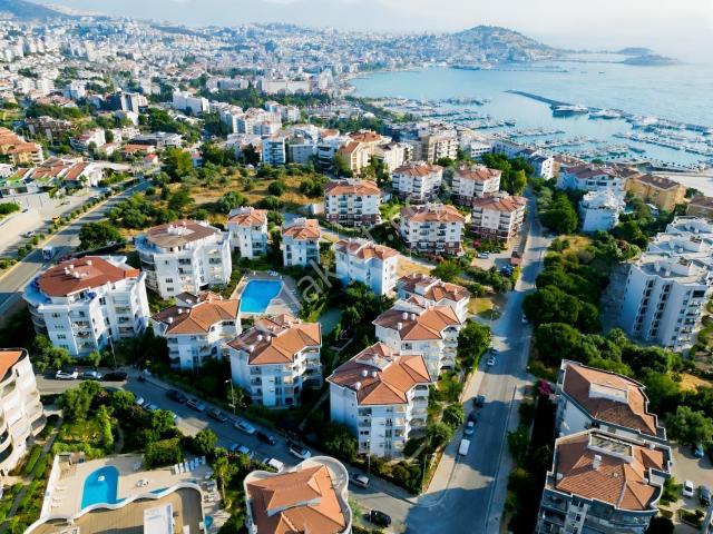 Kuşadası Marinada Yüzme Havuzlu Sitede Doğalgazlı 2+1 Daire