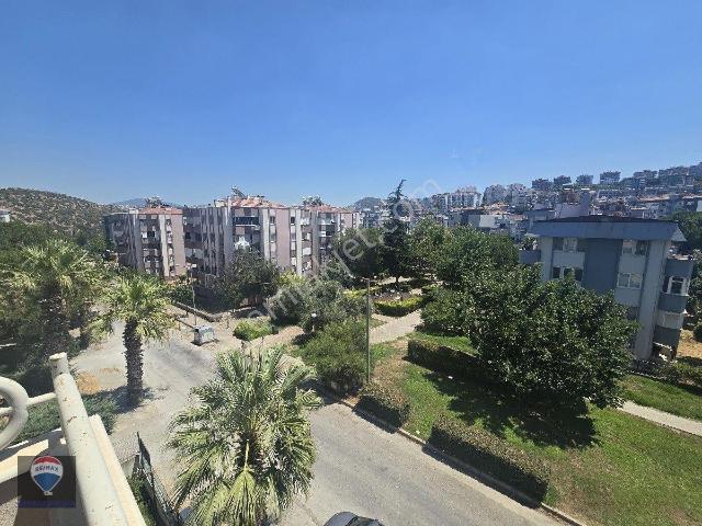 Kuşadası Merkez De 3+1 Doğalgazlı Kiralık Daire 3 Tarafında Yeşil Alan Ferah