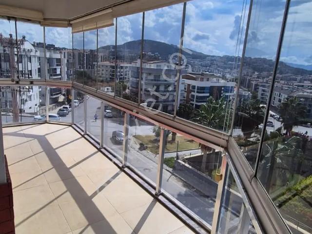 Kuşadası Merkez’de Cadde Üzeri Geniş 3 + 1 Daire