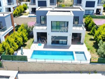 Kuşadası Merkezde Müstakil Özel Havuzlu Satılık Villa