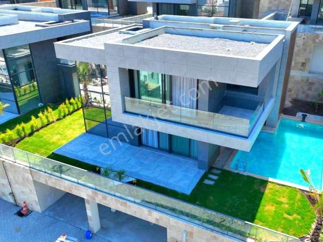 Kuşadası Merkezde Özel Açık Ve Kapalı Havuzlu Ultra Lüks Sıfır Villa