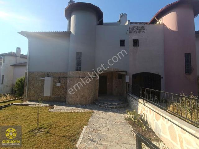 Kuşadası Merkezde Doğal Gazlı Deniz Manzaralı Kiralık 4+1 Villa