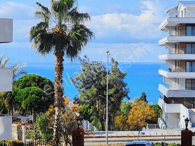 Kuşadası Merkezde Havuzlu Sitede Satılık Daire