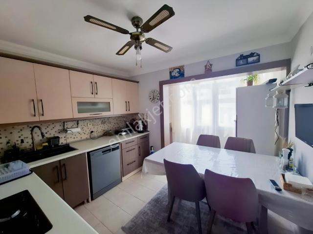 Kuşadası Merkezde Satılık 3 Oda 1 Salon Daire
