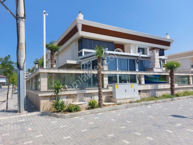 Kuşadası Merkezde Satılık 4+1