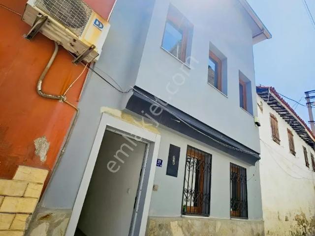 Kuşadası Merkezde Satılık Avlulu 3+1 Müstakil Tripleks