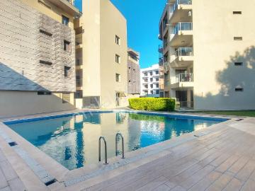 Kuşadası Merkezde Satılık Bahçe Katı Ebeveyn Banyolu 1+1 Daire