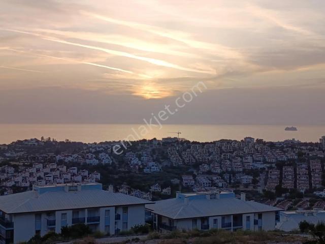 Kuşadası Merkezde Satılık Panoramik Manzaralı Sıfır 3+1 Daire