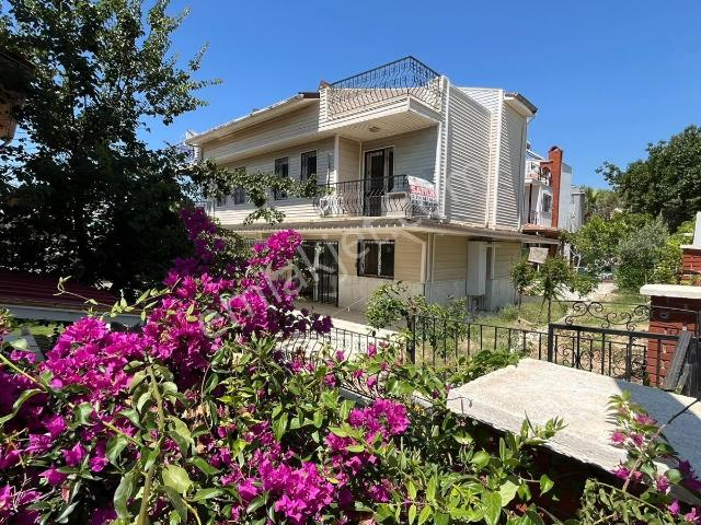 Kuşadası Merkezde Sitede Deniz Manzaralı Bahçeli Geniş 4+1 Villa