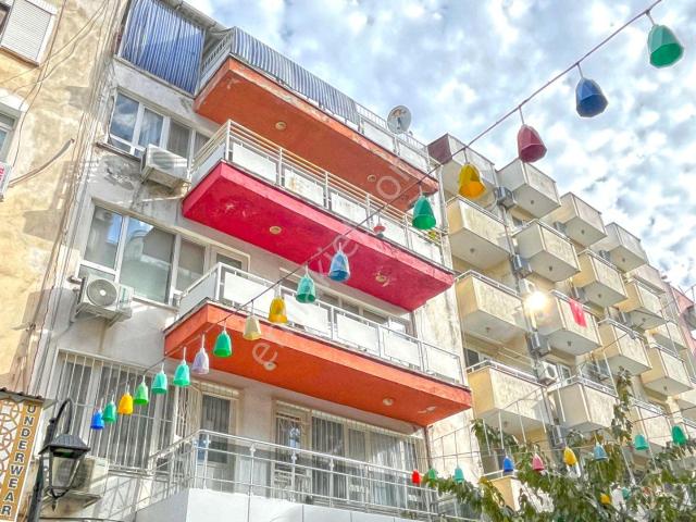Kuşadası Merkezde Yatırımlık Satılık 4+1 Geniş Daire
