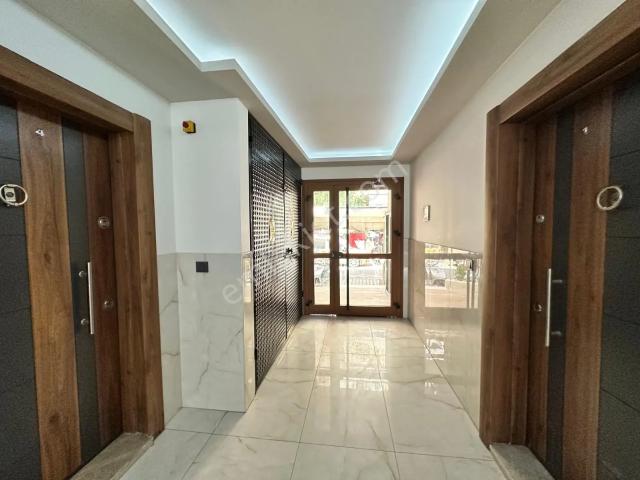 Kuşadası Merkezde Yeni Bina Ara Kat Ebeveyn Banyolu 3+1