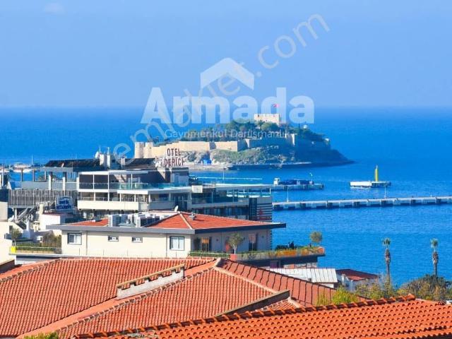 Kuşadası Merkez'de Zeminden Deniz Manzaralı Villa