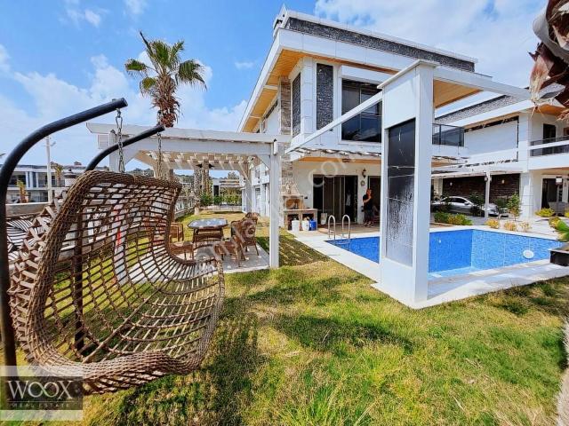 Kuşadası Merkezde 500 M2 Arsa İçerisinde 4+1 Satılık Lüks Villa