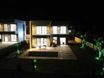 Kuşadası Merkezde 5+2 Özel Havuzlu Müstakil Bahçeli Müstakil Villa