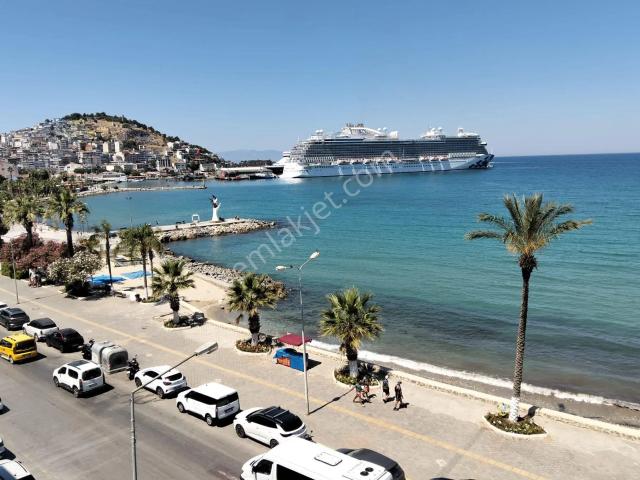Kuşadası'nın Kalbinde Benzersiz Liman Manzaralı Yalı Dairesi