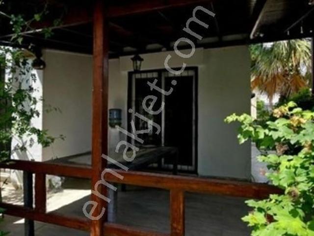 Kuşadasının Merkezinde Yüzme Havuzlu Sitede Villa