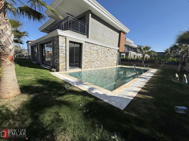 Kuşadasında 500 M2 Arsa İçinde Özel Havuzlu Satılık Villa