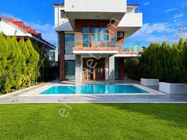 Kuşadasında 6+2 Özel Havuzlu Asansörlü Müstakil Geniş Bahçeli Satılık Mükemmel Villa