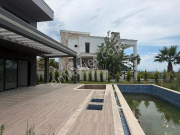 Kuşadasında 1000 M2 Arsa İçnde Deniz Manzaralı,havuzlu Malikane