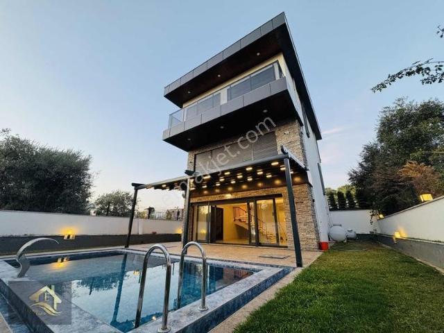Kuşadası'nda Tam Müstakil Asansörlü Full Sıfır Eşyalı 4+1 Villa