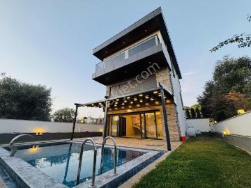 Kuşadası'nda Tam Müstakil Asansörlü Full Sıfır Eşyalı 4+1 Villa