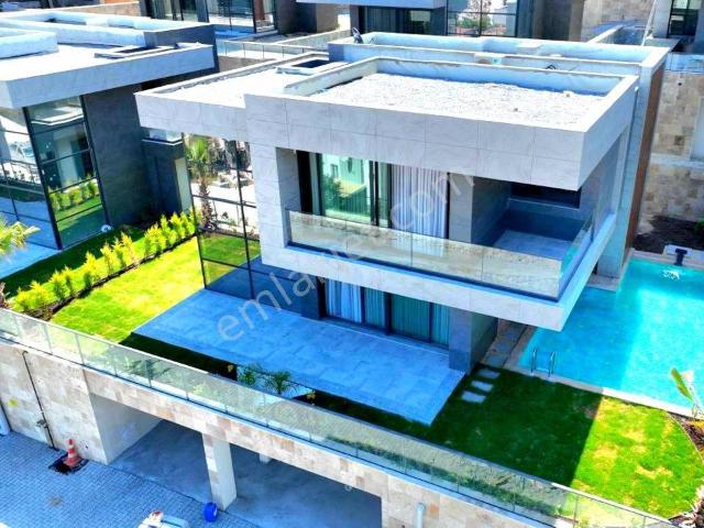 Kuşadasında Açık Ve Kapalı Özel Havuzlu 4+1 Ultra Lüks Sıfır Villa
