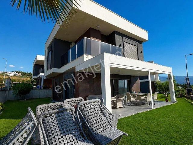 Kuşadası'nda Acil Manzaralı 4 + 1 Satılık Villa