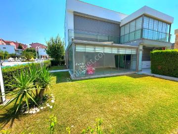 Kuşadasında Alış veriş Mağ.çok Yakın Havuzlu Sitede Bahçeli Villa