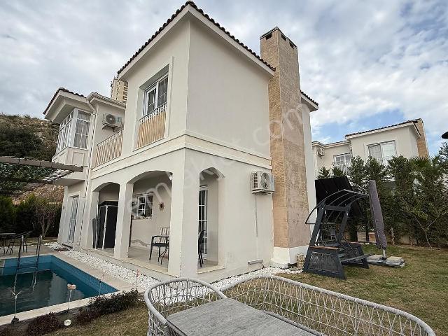 Kuşadası'nda Bahçeli Ve Havuzlu Günlük Olanaklarla İç İçe Villa