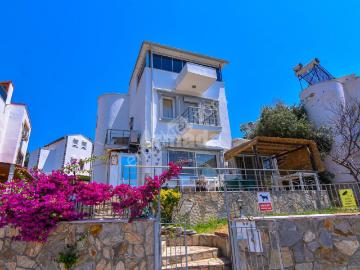 Kuşadası'nda Deniz Manzaralı Tam Müstakil 4+1 Villa
