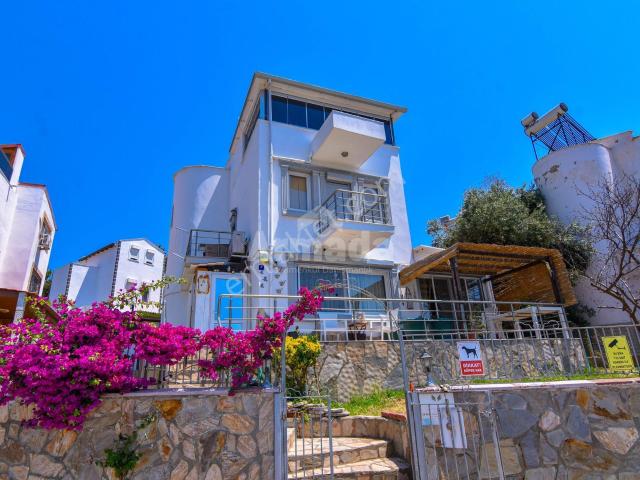 Kuşadası'nda Deniz Manzaralı Tam Müstakil 4+1 Villa