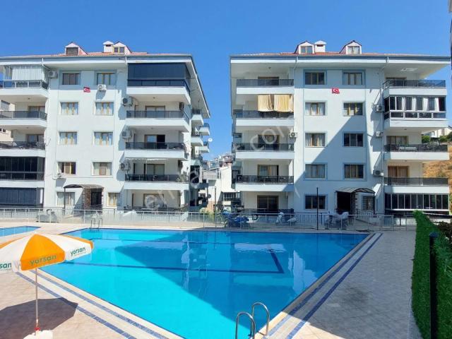 Kuşadası'nda Deniz Manzaralı, Havuzlu Site İçerisinde Satılık Daire