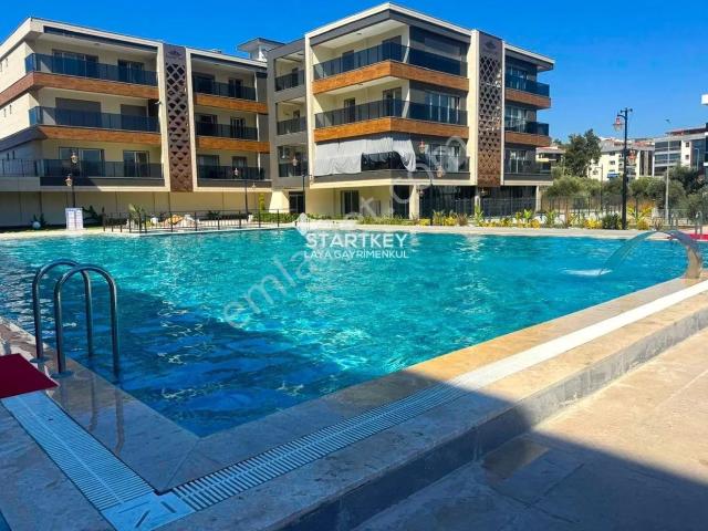 Kuşadası'nda Deniz Manzaralı, Havuzlu Sitede Kiralık 1+1 Daire