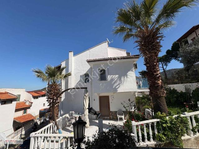 Kuşadası’nda Deniz Manzaralı Kiralık Villa