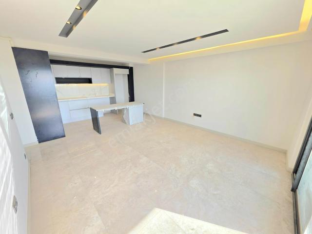 Kuşadasında Deniz Manzaralı Lüks Site İçi Satılık 2+1 Daire