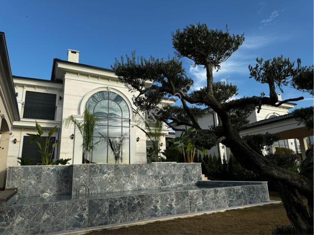 Kuşadası'nda Deniz Manzaralı Sıfır Satılık Malikane