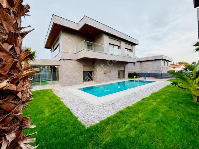 Kuşadası'nda Denize 250 Mt Mesafede Lüks Villa