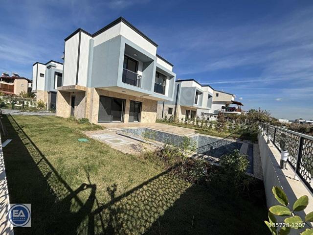 Kuşadası'nda denize 250 metre özel havuzlu köşe müstakil 3+1