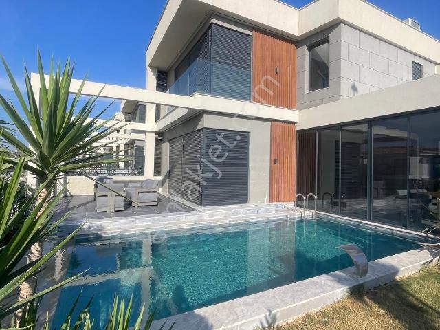 Kuşadası'nda Denize 700 Metre 6+1 Akıllı Ev Sistemli Lüks Satılık Villa